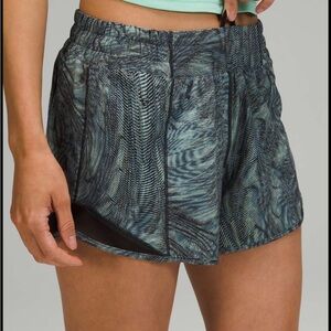 Lululemon Athletica Hotty Hot Low‎ Rise 4” Short in Dimensional Icing sz 6 Tall